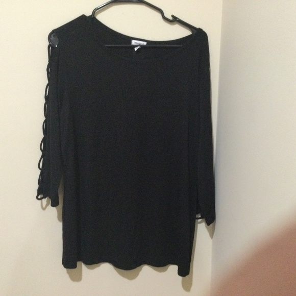 Pretty knit black top.  Cut out 3/4 “ sleeve. Size 1X - Picture 1 of 1